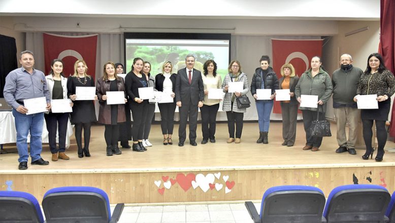 edirne-il-milli-egitim-muduru-velilere-aile-okulu-programi-katilim-belgelerini-takdim-etti-2.jpg