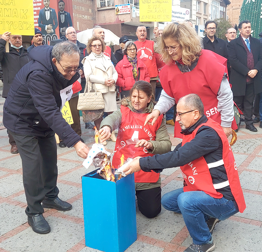 disk-emekli-sen-edirne-subesi-uyeleri-faturalarini-yakarak-maaslarini-protesto-etti-2.jpg