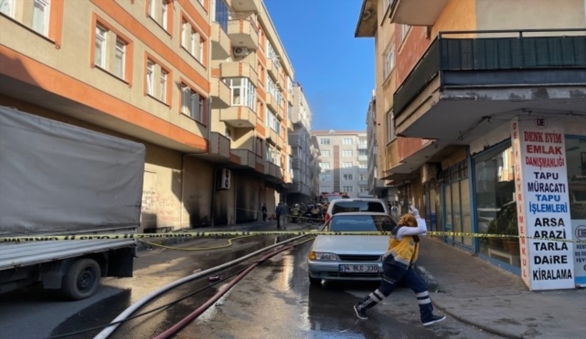 İstanbul Pendik'teki işyerinde panik yaratan yangın! Yaralılar var..