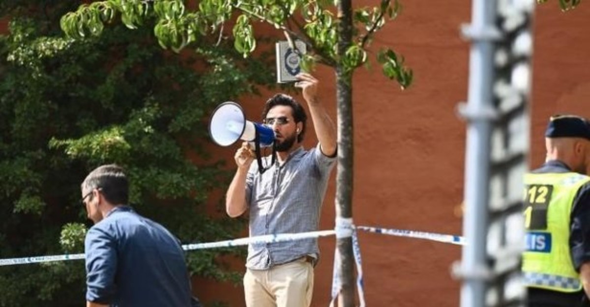 Türk hükümeti, Stockholm'de polisin izin verdiği Kuran'ın yakılmasına tepki gösterdi!