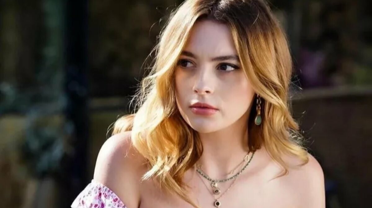 Melis Sezen havuz başındaki bikinili pozları görenleri büyüledi